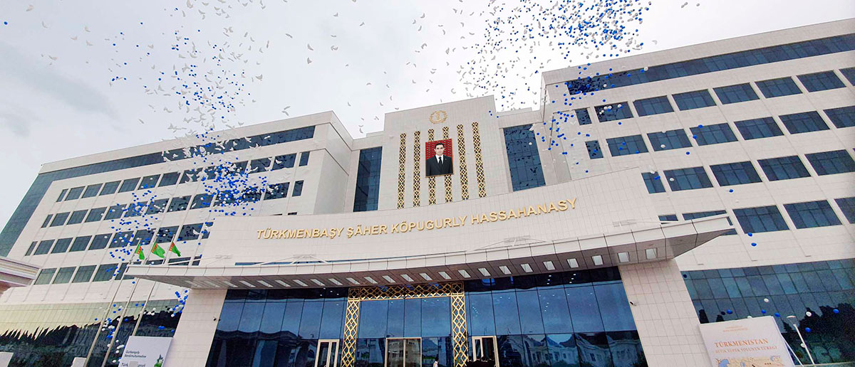 Türkmenistanyň Prezidenti Türkmenbaşy şäherindäki köpugurly hassahananyň açylyş dabarasyna gatnaşdy